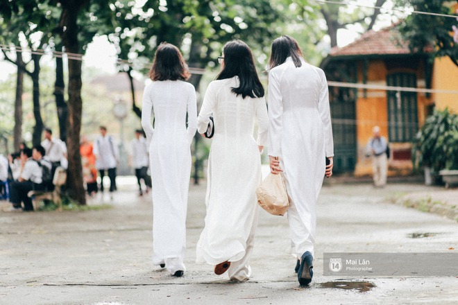 Mùa bế giảng nào, nữ sinh Chu Văn An cũng làm người ta ngẩn ngơ trong tà áo dài trắng - Ảnh 4.