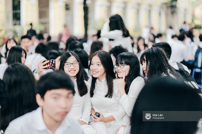 Mùa bế giảng nào, nữ sinh Chu Văn An cũng làm người ta ngẩn ngơ trong tà áo dài trắng - Ảnh 9.