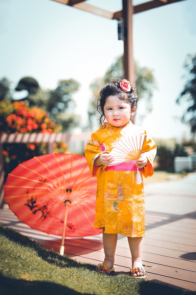 Tan chảy trước độ dễ thương của c&ocirc; b&eacute; Việt 2 tuổi m&aacute; ph&iacute;nh diện Kimono, t&oacute;c tơ c&agrave;i hoa - Ảnh 13.