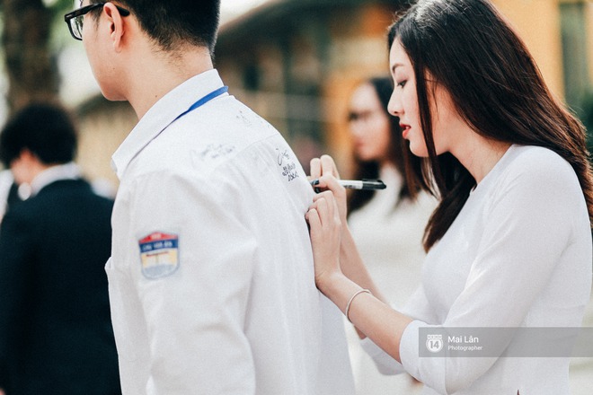Mùa bế giảng nào, nữ sinh Chu Văn An cũng làm người ta ngẩn ngơ trong tà áo dài trắng - Ảnh 7.