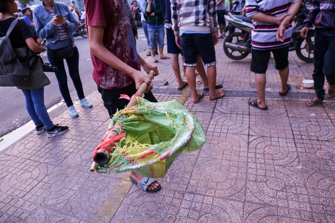 Vợt chế từ mùng, bao gạo và... thùng xốp - Đội quân giật cô hồn ở Sài Gòn ngày càng chuyên nghiệp - Ảnh 4.