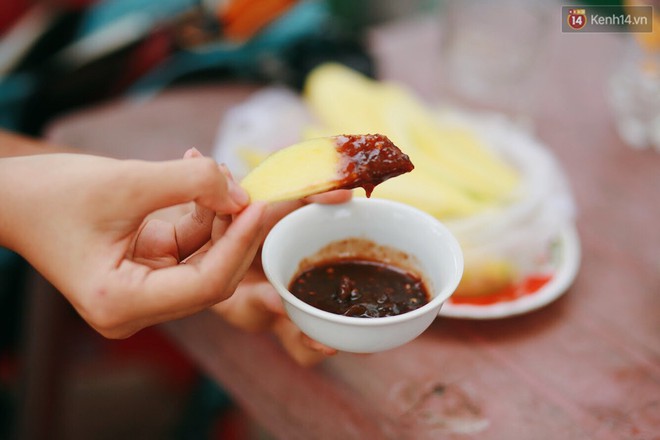 Quán xoài mắm ruốc bà Tám “huyền thoại”, hơn 20 năm gắn bó với nhiều thế hệ học sinh Huế - Ảnh 3.