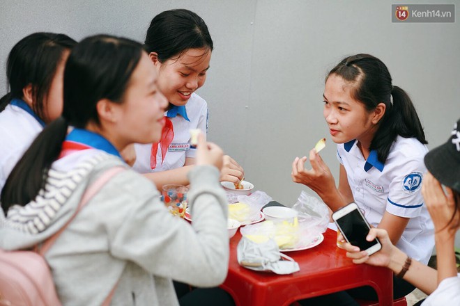 Quán xoài mắm ruốc bà Tám “huyền thoại”, hơn 20 năm gắn bó với nhiều thế hệ học sinh Huế - Ảnh 4.