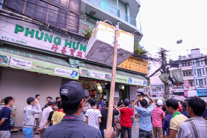 Vợt chế từ mùng, bao gạo và... thùng xốp - Đội quân giật cô hồn ở Sài Gòn ngày càng chuyên nghiệp - Ảnh 8.