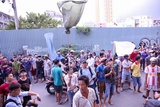 Vợt chế từ mùng, bao gạo và... thùng xốp - Đội quân giật cô hồn ở Sài Gòn ngày càng chuyên nghiệp - Ảnh 10.