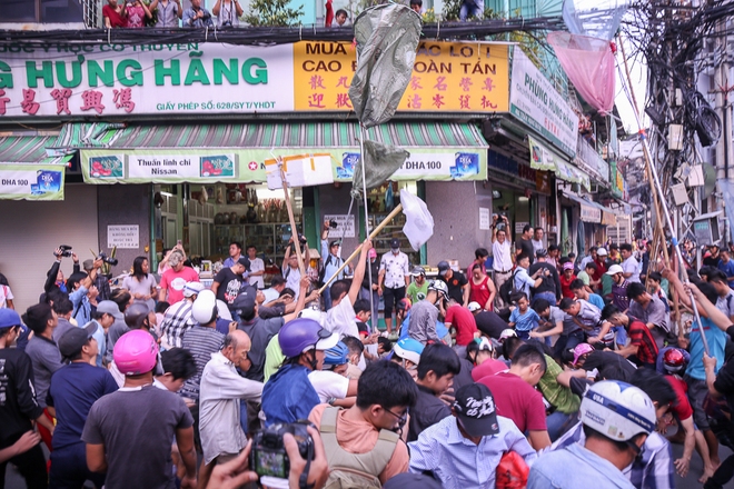 Vợt chế từ mùng, bao gạo và... thùng xốp - Đội quân giật cô hồn ở Sài Gòn ngày càng chuyên nghiệp - Ảnh 1.