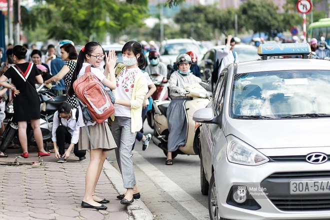 Nếu ai muốn hiểu lòng cha mẹ, hãy cứ đến cổng trường những ngày thi - Ảnh 8.