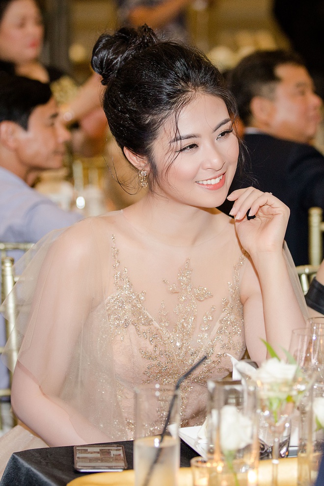 C&ugrave;ng diện đồ lộng lẫy dự sự kiện, Hoa hậu Ngọc H&acirc;n v&agrave; &Aacute; hậu T&uacute; Anh ai đẹp hơn? - Ảnh 12.