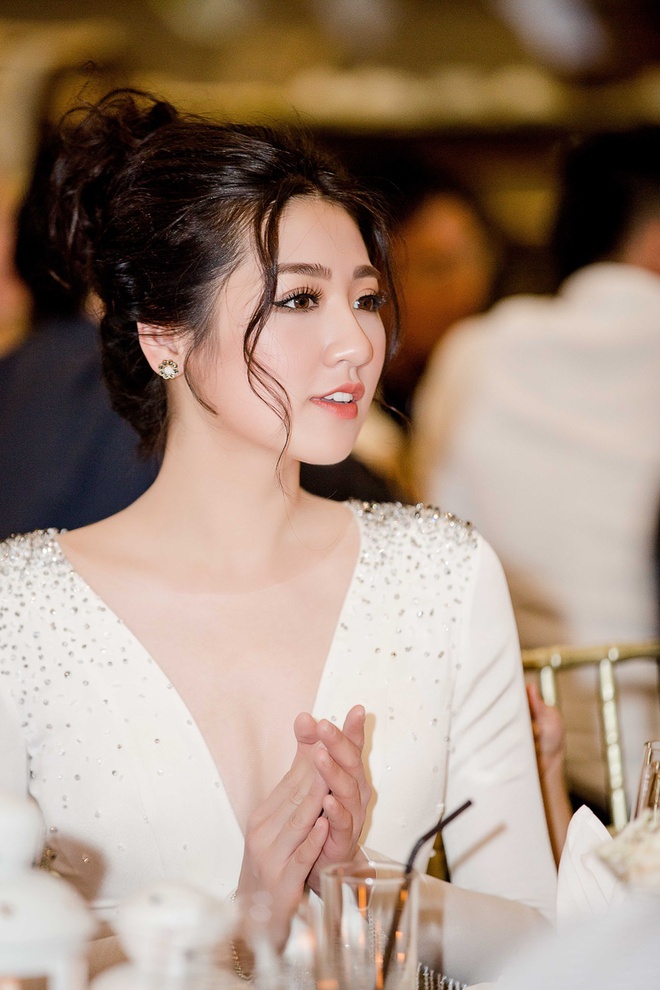 C&ugrave;ng diện đồ lộng lẫy dự sự kiện, Hoa hậu Ngọc H&acirc;n v&agrave; &Aacute; hậu T&uacute; Anh ai đẹp hơn? - Ảnh 7.