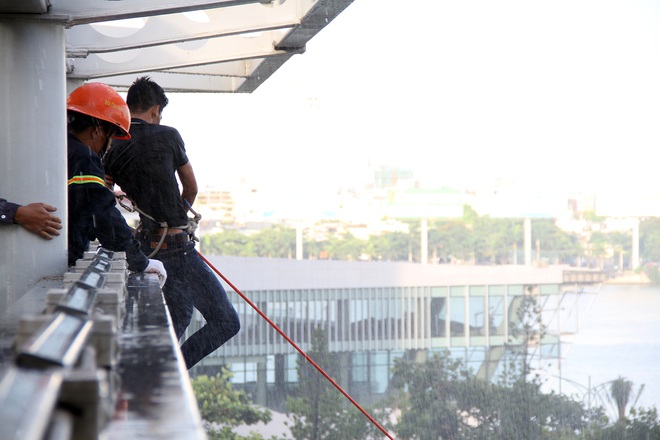 Xem h&agrave;ng trăm cảnh s&aacute;t diễn tập chữa ch&aacute;y tại Trung t&acirc;m h&agrave;nh ch&iacute;nh cao 37 tầng ở Đ&agrave; Nẵng - Ảnh 10.