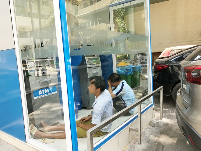 Hà Nội 40 độ C, người nhà bệnh nhân nằm la liệt dưới gầm cầu thang, trong ATM để tránh nóng - Ảnh 13.