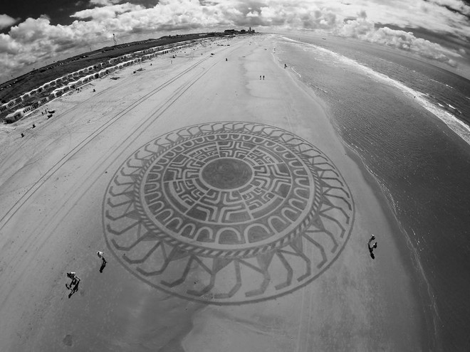 Ngắm những bức tranh cát ấn tượng trải dài trên bãi biển - Ảnh 13.