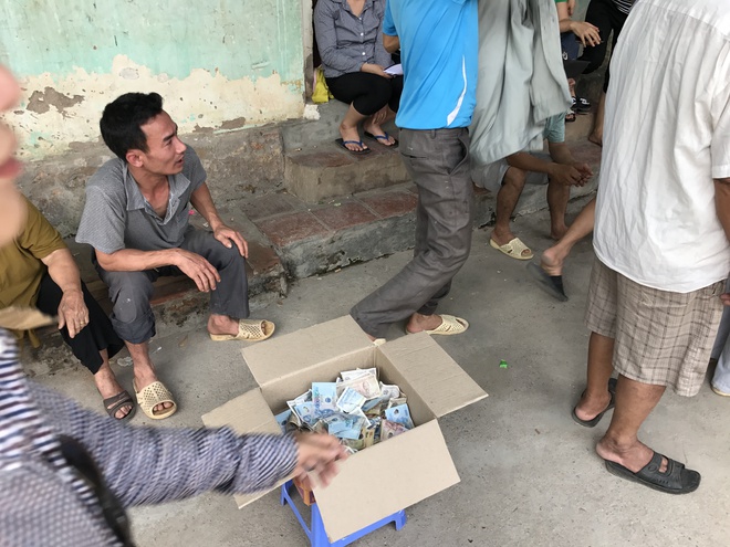 Người d&acirc;n lập th&ugrave;ng quy&ecirc;n g&oacute;p ủng hộ gia đ&igrave;nh b&eacute; trai 33 ng&agrave;y tuổi nghi bị s&aacute;t hại - Ảnh 1.