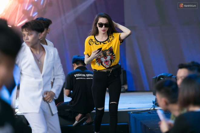 Hồ Ngọc Hà luyện tập hết mình trên sân khấu Chung kết Vietnams Next Top Model - Ảnh 6.