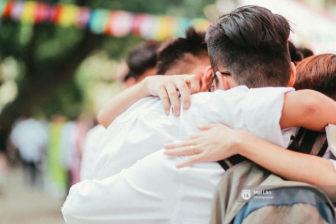 Teen Việt Đức sẽ nhớ lắm những cái ôm, những giọt nước mắt chia tay trong lễ bế giảng sáng nay! - Ảnh 23.