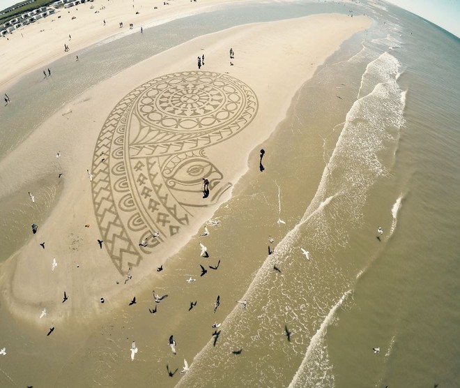 Ngắm những bức tranh cát ấn tượng trải dài trên bãi biển - Ảnh 7.