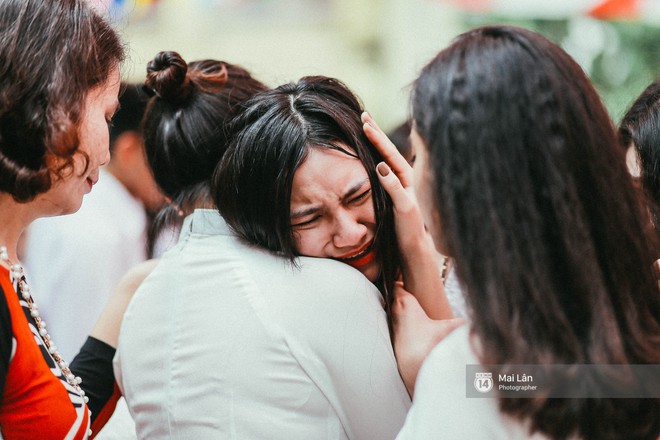 Teen Việt Đức sẽ nhớ lắm những cái ôm, những giọt nước mắt chia tay trong lễ bế giảng sáng nay! - Ảnh 24.