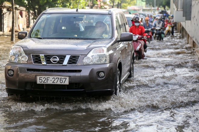 Người dân Sài Gòn thức trắng đêm vì mưa lớn gây ngập đường, nước tràn vào nhà - Ảnh 2.