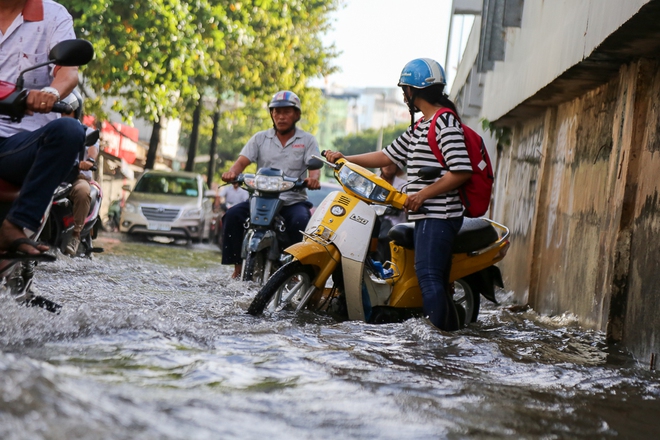 Người dân Sài Gòn thức trắng đêm vì mưa lớn gây ngập đường, nước tràn vào nhà - Ảnh 6.