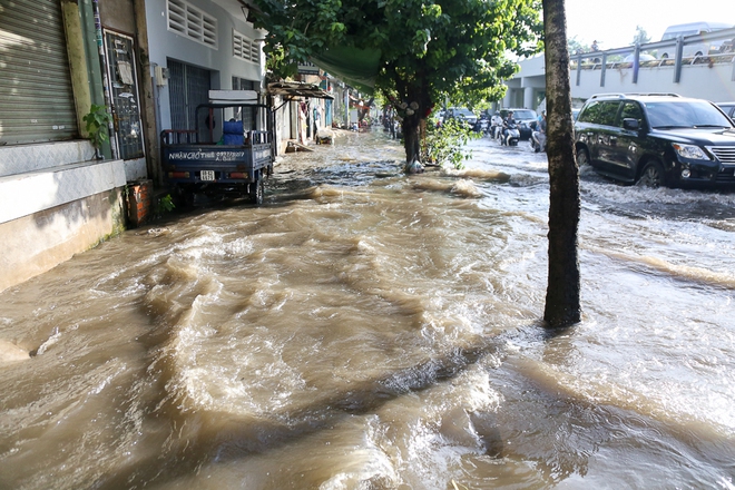 Người dân Sài Gòn thức trắng đêm vì mưa lớn gây ngập đường, nước tràn vào nhà - Ảnh 10.