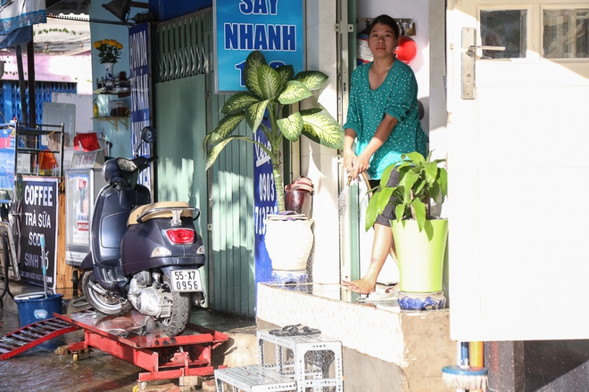 Người dân Sài Gòn thức trắng đêm vì mưa lớn gây ngập đường, nước tràn vào nhà - Ảnh 12.