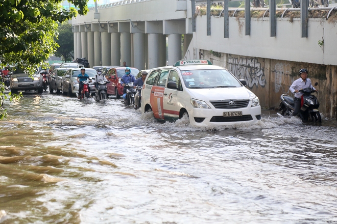 Người dân Sài Gòn thức trắng đêm vì mưa lớn gây ngập đường, nước tràn vào nhà - Ảnh 1.