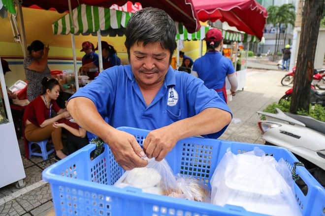 Gần 1 th&aacute;ng khai trương, phố h&agrave;ng rong tr&ecirc;n vỉa h&egrave; trung t&acirc;m S&agrave;i G&ograve;n lu&ocirc;n nhộn nhịp kh&aacute;ch - Ảnh 16.