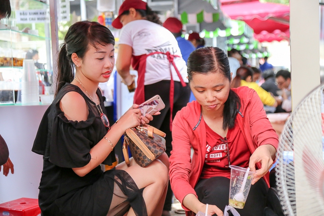 Gần 1 tháng khai trương, phố hàng rong trên vỉa hè trung tâm Sài Gòn luôn nhộn nhịp khách - Ảnh 7.