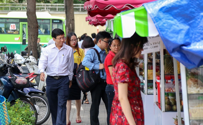 Gần 1 th&aacute;ng khai trương, phố h&agrave;ng rong tr&ecirc;n vỉa h&egrave; trung t&acirc;m S&agrave;i G&ograve;n lu&ocirc;n nhộn nhịp kh&aacute;ch - Ảnh 3.