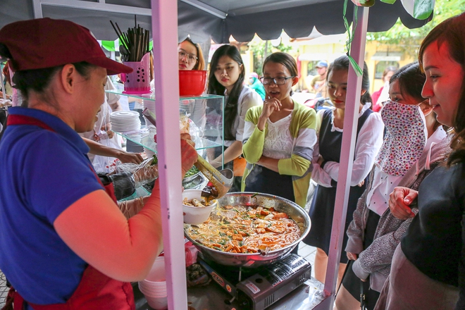 Gần 1 tháng khai trương, phố hàng rong trên vỉa hè trung tâm Sài Gòn luôn nhộn nhịp khách - Ảnh 13.