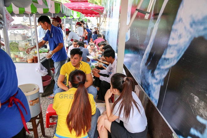 Gần 1 tháng khai trương, phố hàng rong trên vỉa hè trung tâm Sài Gòn luôn nhộn nhịp khách - Ảnh 10.