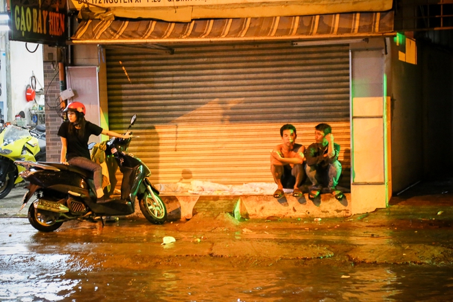 Người Sài Gòn dùng bình gas, thùng bia chắn trước cửa để ngăn nước tràn vào nhà sau cơn mưa lớn - Ảnh 9.