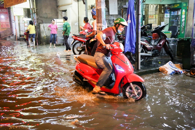 Người Sài Gòn dùng bình gas, thùng bia chắn trước cửa để ngăn nước tràn vào nhà sau cơn mưa lớn - Ảnh 16.
