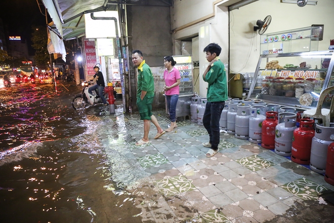 Người Sài Gòn dùng bình gas, thùng bia chắn trước cửa để ngăn nước tràn vào nhà sau cơn mưa lớn - Ảnh 6.