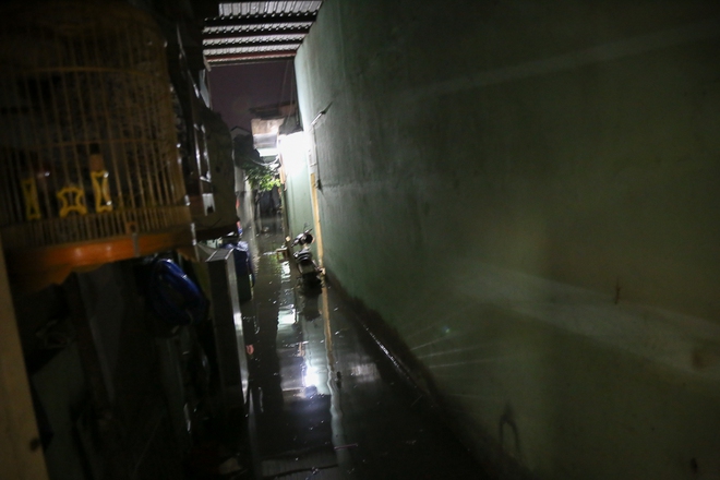 Người Sài Gòn dùng bình gas, thùng bia chắn trước cửa để ngăn nước tràn vào nhà sau cơn mưa lớn - Ảnh 5.