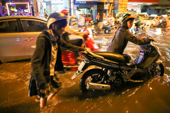 Người Sài Gòn dùng bình gas, thùng bia chắn trước cửa để ngăn nước tràn vào nhà sau cơn mưa lớn - Ảnh 13.