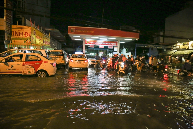 Người Sài Gòn dùng bình gas, thùng bia chắn trước cửa để ngăn nước tràn vào nhà sau cơn mưa lớn - Ảnh 17.