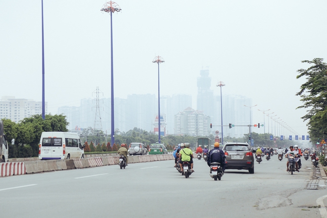 Hàng loạt cao ốc ở Sài Gòn mất tích trong sương mù dày đặc vào giữa trưa - Ảnh 1.