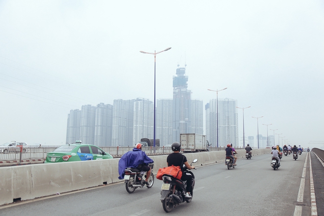 Hàng loạt cao ốc ở Sài Gòn mất tích trong sương mù dày đặc vào giữa trưa - Ảnh 2.