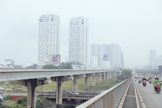 Hàng loạt cao ốc ở Sài Gòn mất tích trong sương mù dày đặc vào giữa trưa - Ảnh 3.
