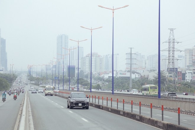 Hàng loạt cao ốc ở Sài Gòn mất tích trong sương mù dày đặc vào giữa trưa - Ảnh 4.