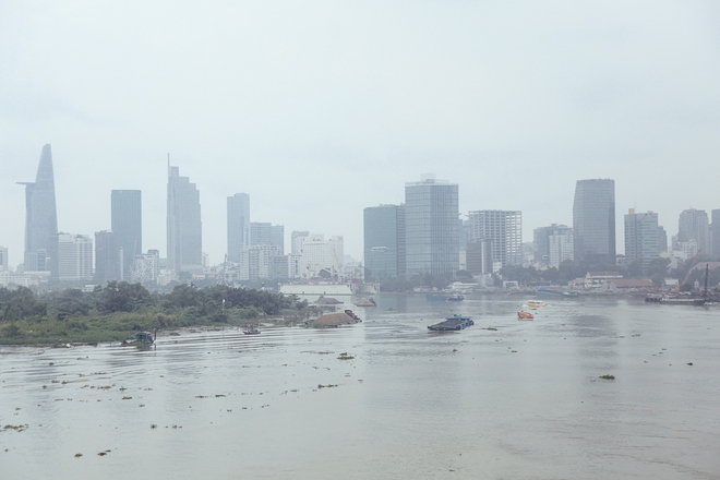 Hàng loạt cao ốc ở Sài Gòn mất tích trong sương mù dày đặc vào giữa trưa - Ảnh 5.
