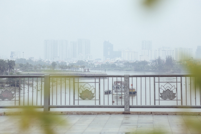 Hàng loạt cao ốc ở Sài Gòn mất tích trong sương mù dày đặc vào giữa trưa - Ảnh 7.