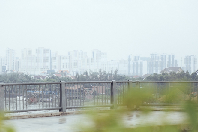 Hàng loạt cao ốc ở Sài Gòn mất tích trong sương mù dày đặc vào giữa trưa - Ảnh 8.