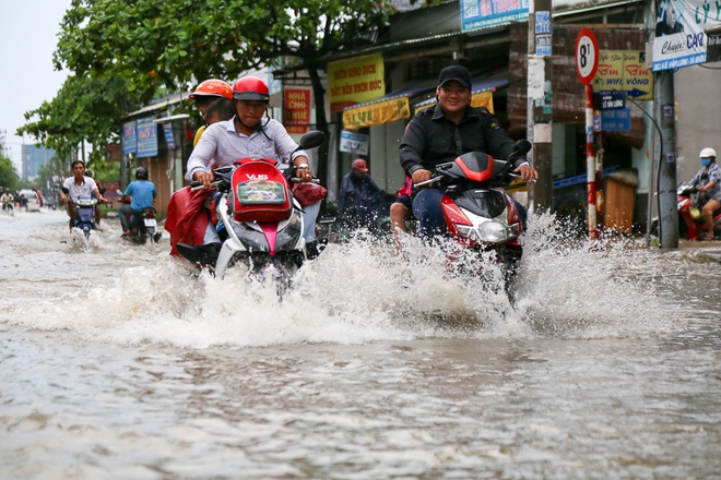 Gần 3km đường biến thành sông vì triều cường, ô tô “quật” trẻ em té ngã giữa dòng nước ở Sài Gòn - Ảnh 3.