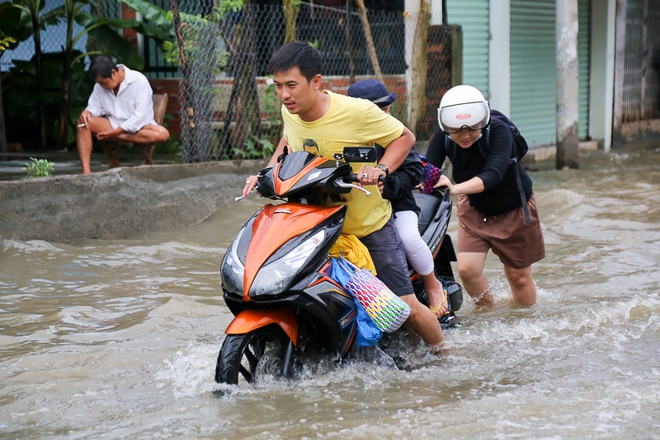 Gần 3km đường biến thành sông vì triều cường, ô tô “quật” trẻ em té ngã giữa dòng nước ở Sài Gòn - Ảnh 7.