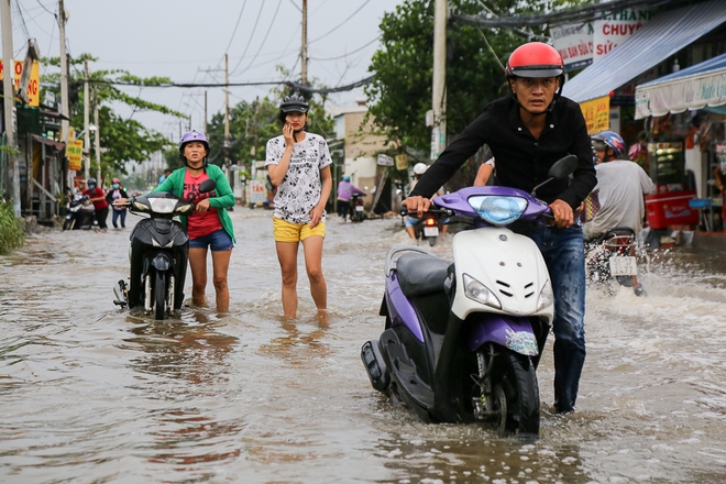 Gần 3km đường biến thành sông vì triều cường, ô tô “quật” trẻ em té ngã giữa dòng nước ở Sài Gòn - Ảnh 10.