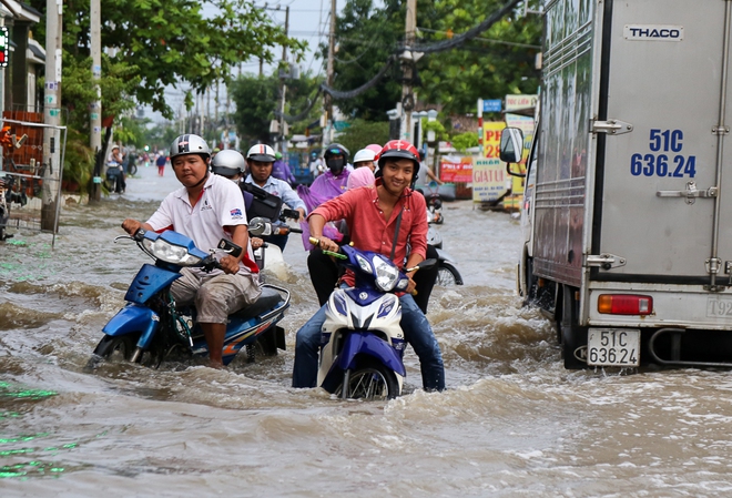 Gần 3km đường biến thành sông vì triều cường, ô tô “quật” trẻ em té ngã giữa dòng nước ở Sài Gòn - Ảnh 11.
