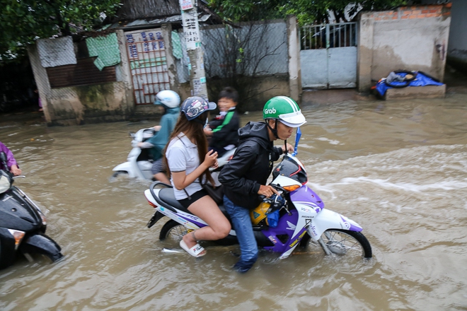 Gần 3km đường biến thành sông vì triều cường, ô tô “quật” trẻ em té ngã giữa dòng nước ở Sài Gòn - Ảnh 6.