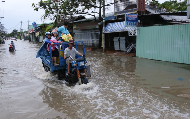 Gần 3km đường biến thành sông vì triều cường, ô tô “quật” trẻ em té ngã giữa dòng nước ở Sài Gòn - Ảnh 5.